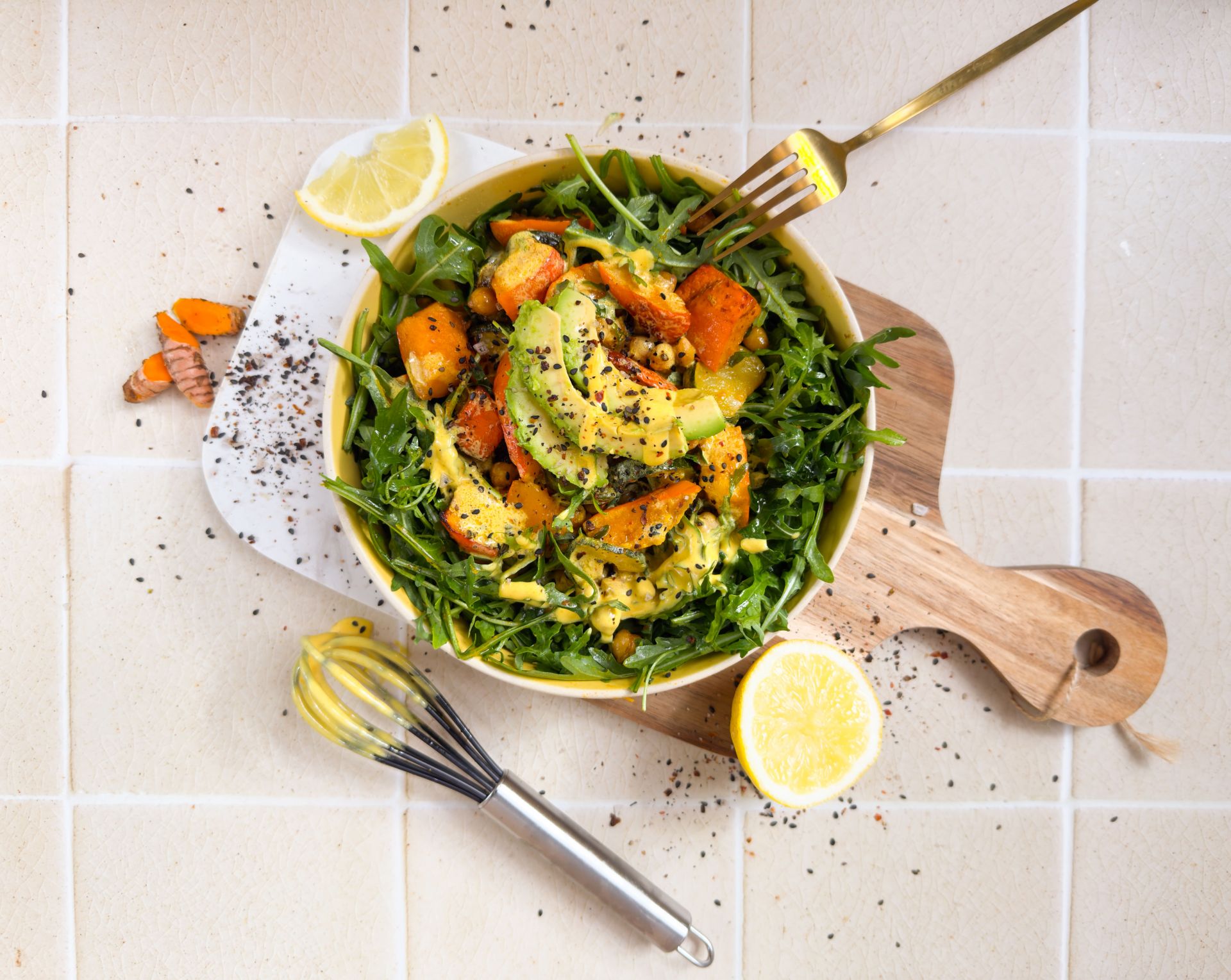 Kichererbsen-Kürbis-Bowl mit Kurkuma-Dressing