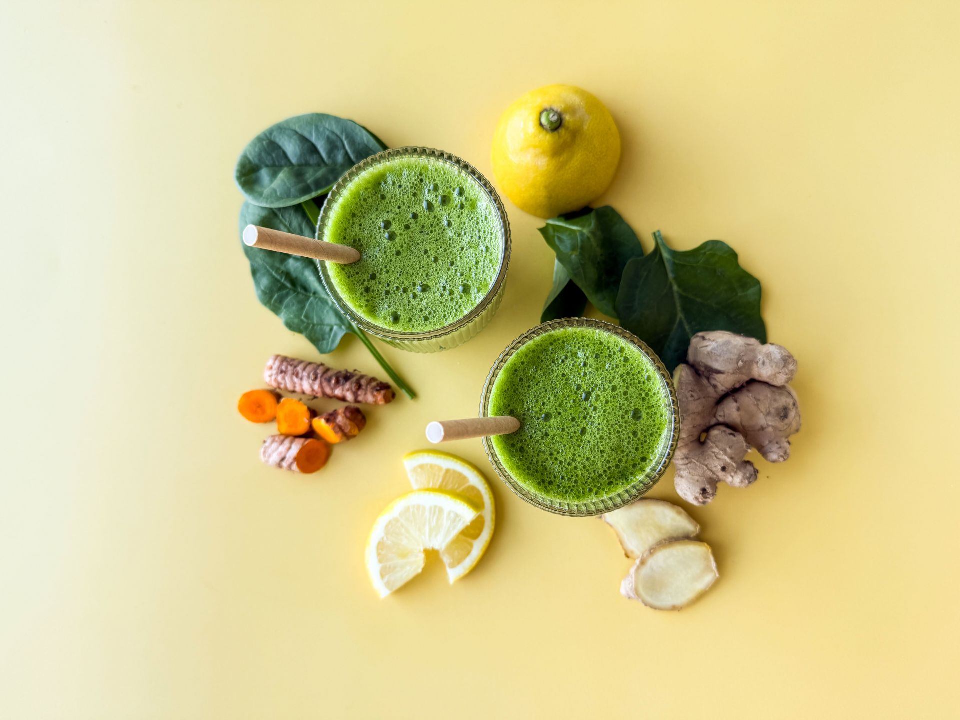 Grüner Smoothie mit Ingwer und Kurkuma