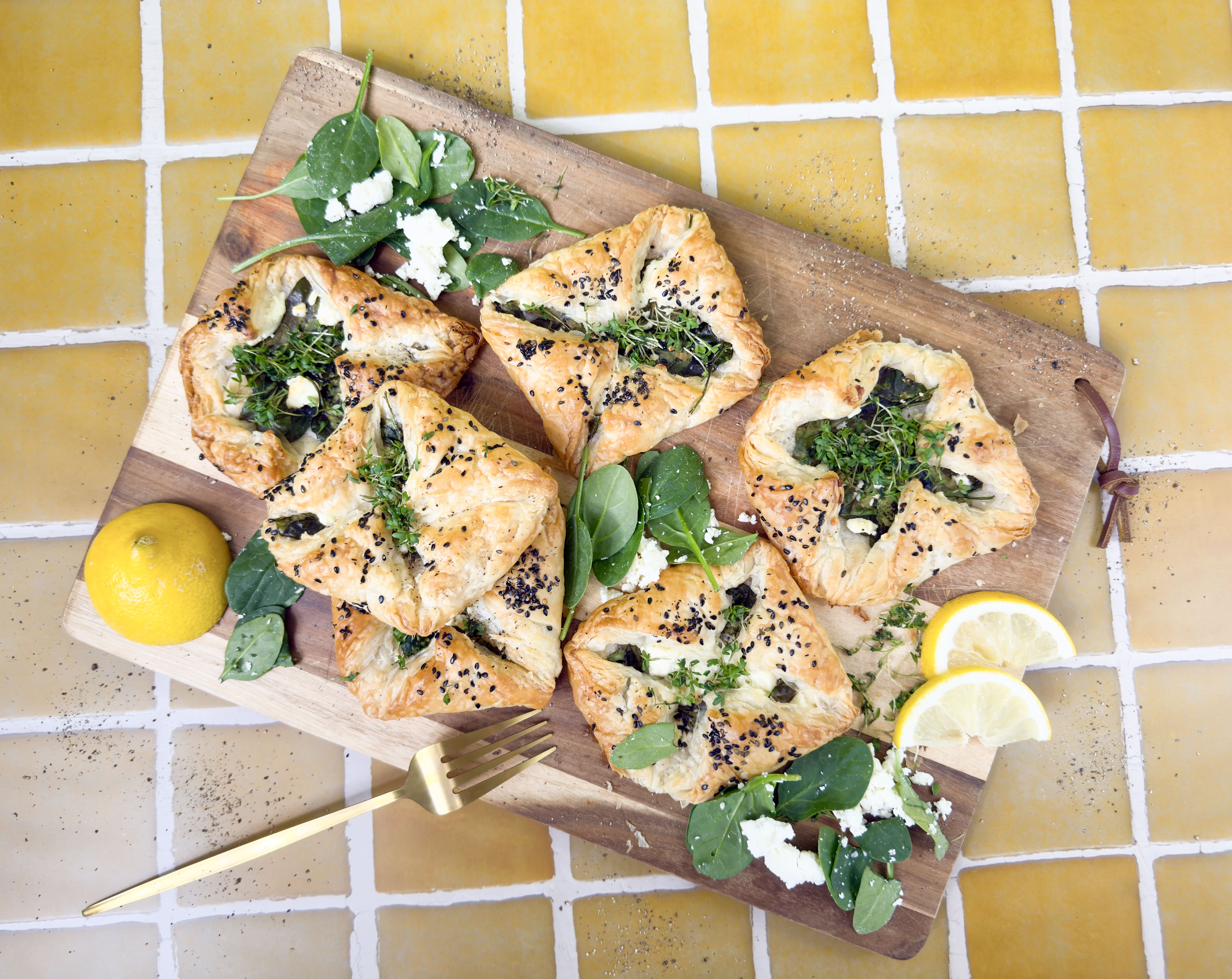 Blätterteigpäckchen mit Feta, Spinat und Zitronensaft