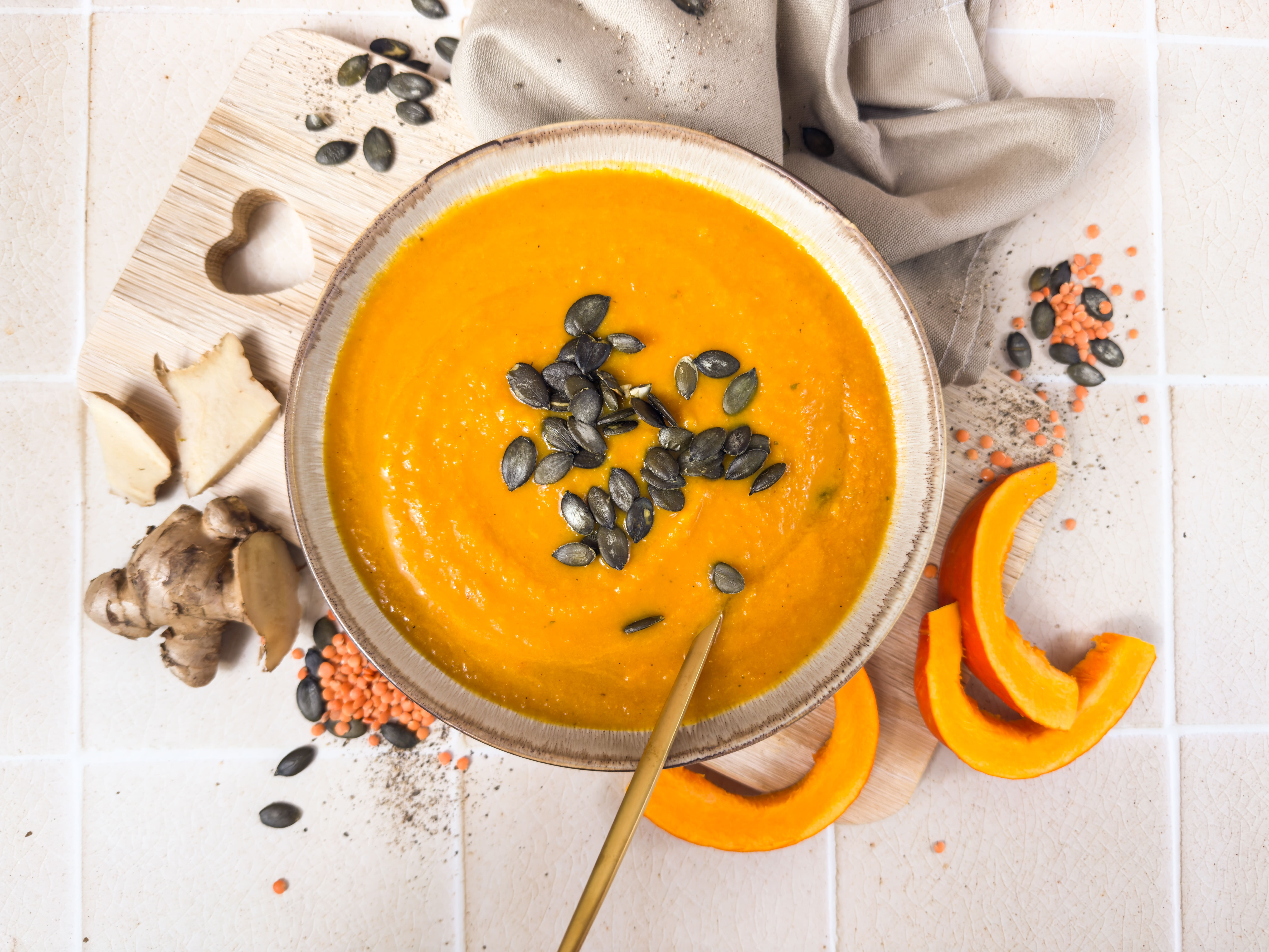 Kürbissuppe mit Ingwer und roten Linsen