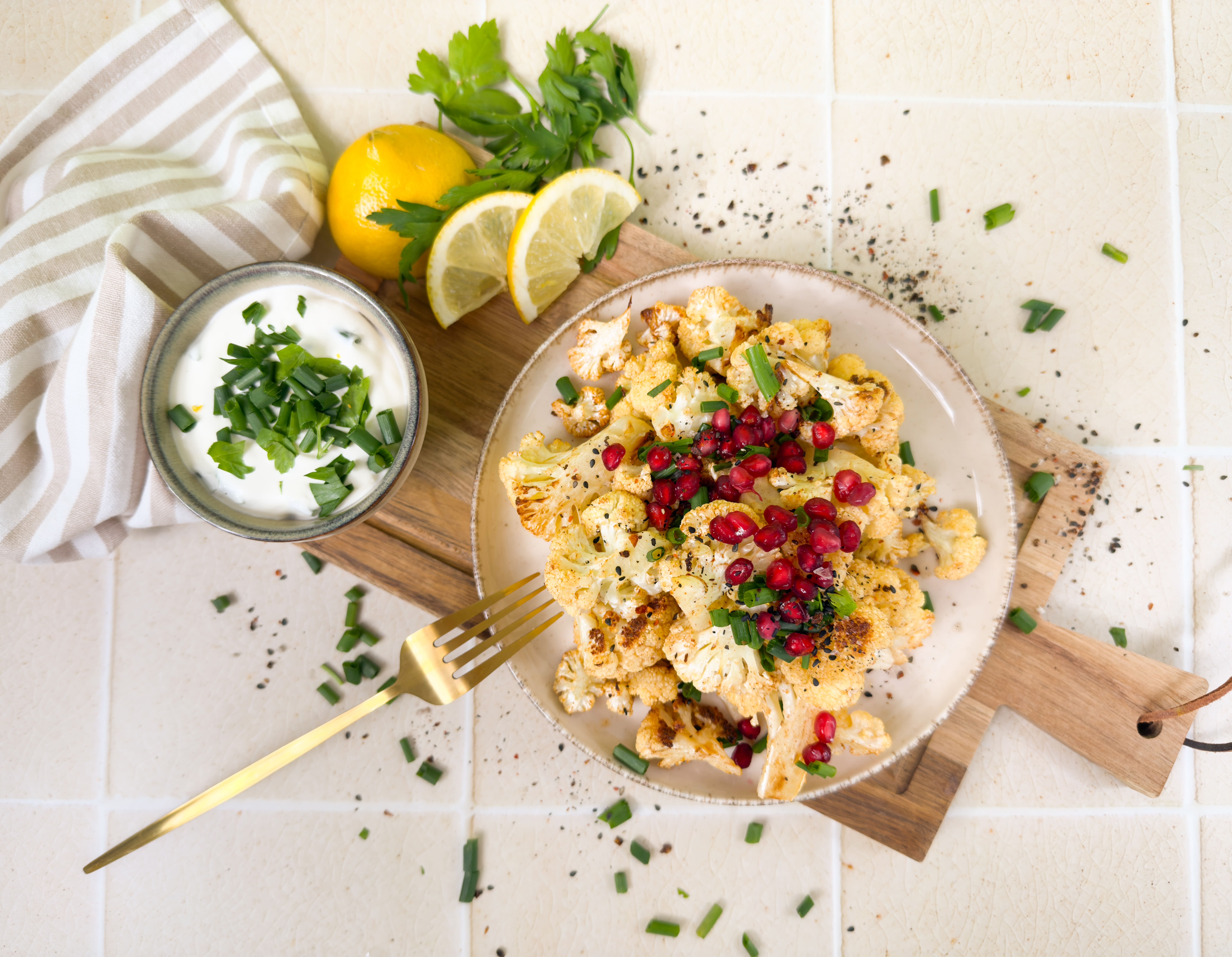 Gebackener Blumenkohl mit Kräuter-Zitronen-Dip
