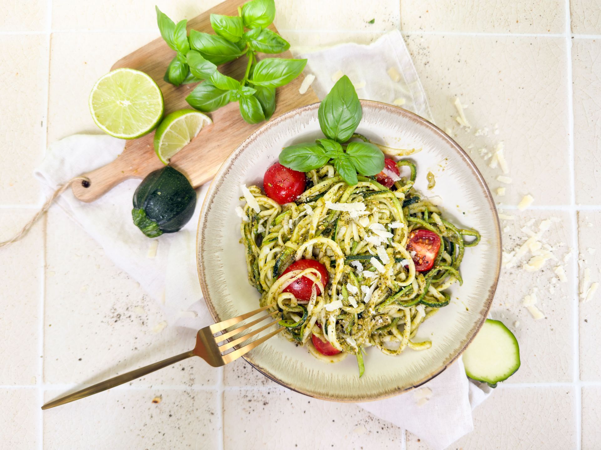 Zoodles mit Limetten-Basilikum-Pesto