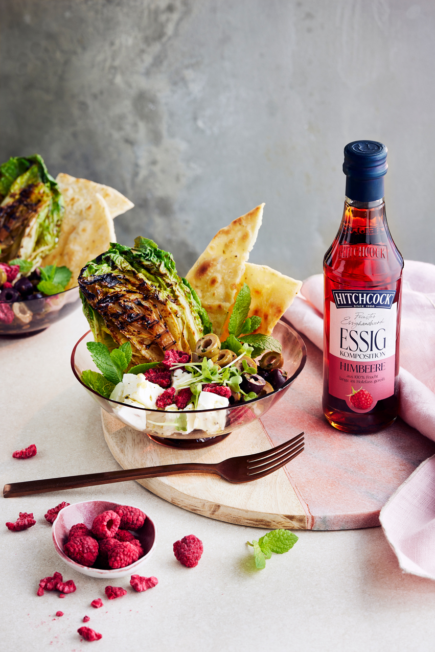 Gegrillter Romansalat mit Oliven-Feta-Salsa und Pfannenbrot 