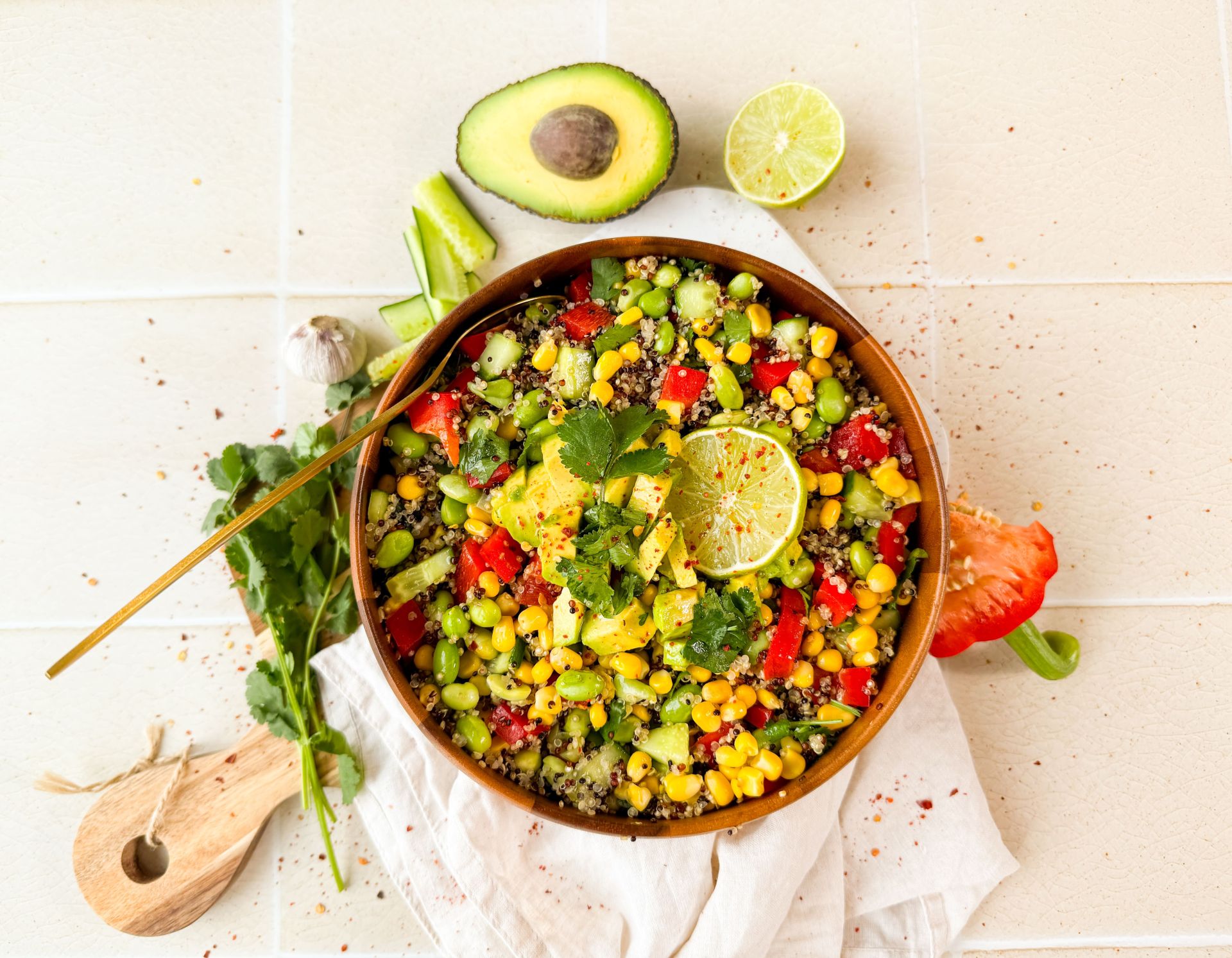 Quinoa Salat mit Avocado, Edamame und Limettendressing