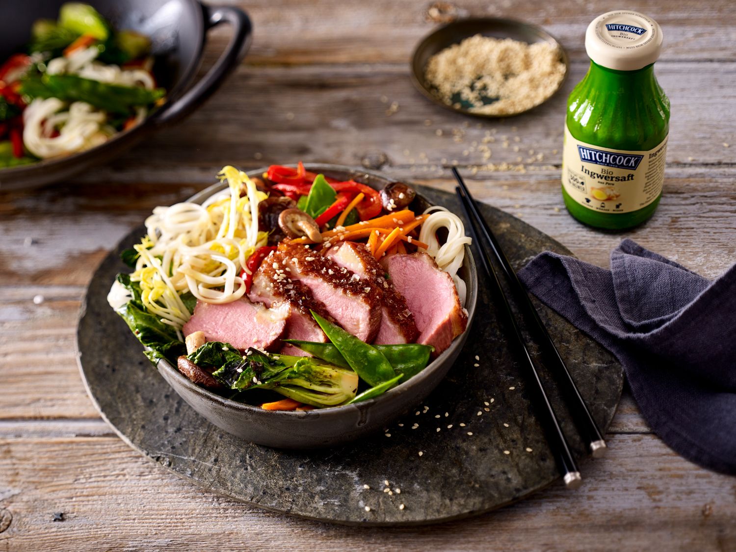 Glasierte Entenbrust auf Wokgemüse mit Reisnudeln