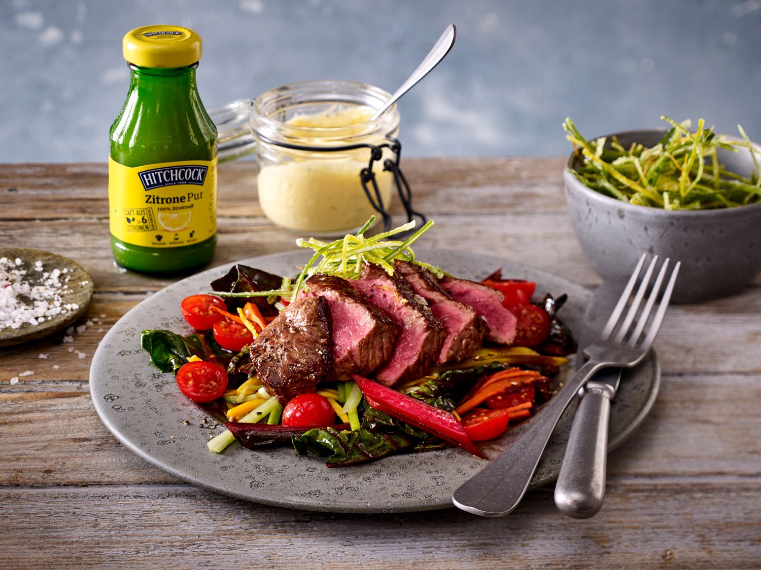 Rinderfilet mit Gemüsesalat und Zitronenmayonnaise