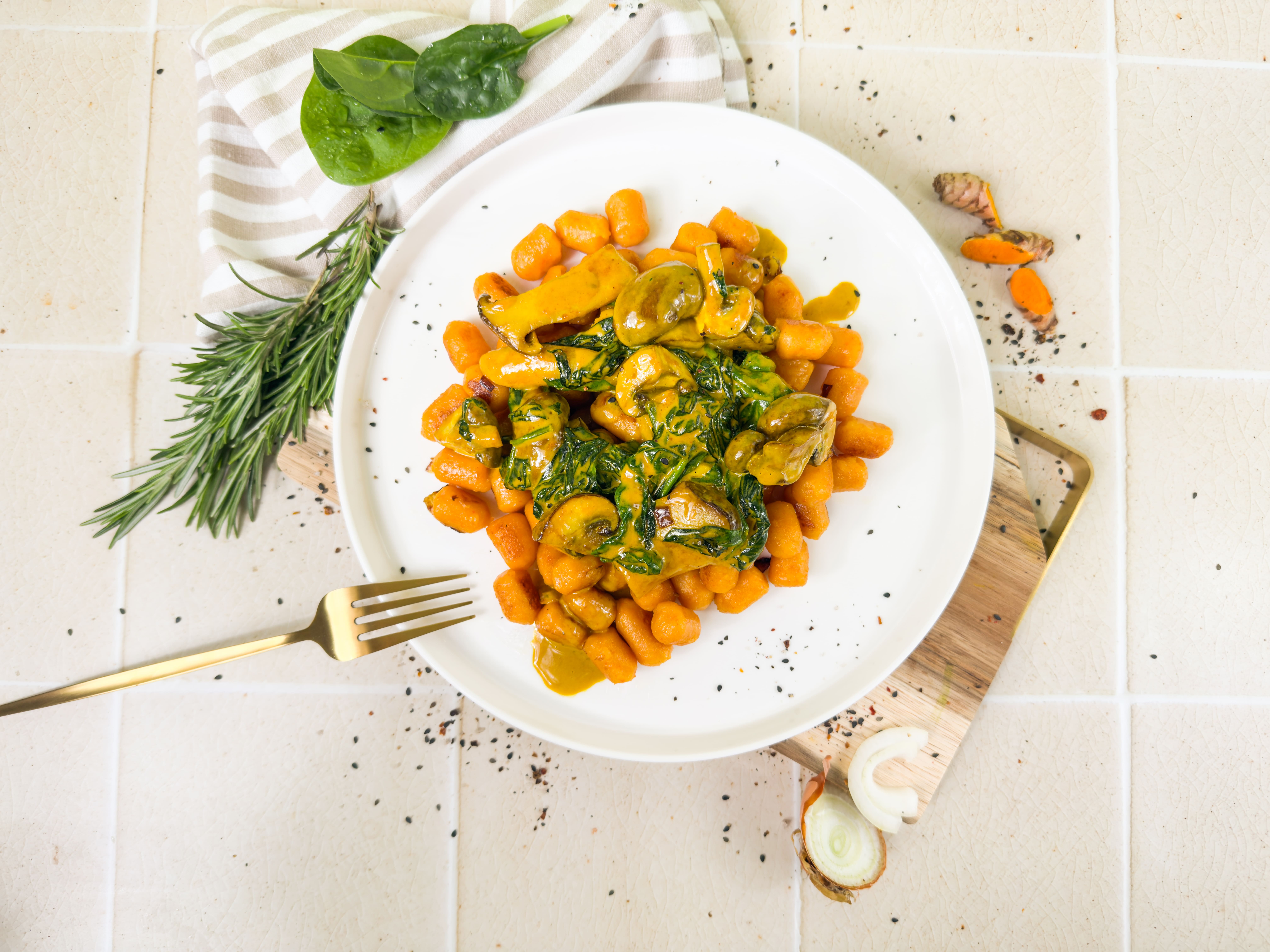 Kürbis-Gnocchi an Kurkuma-Kräuter-Pilzsauce