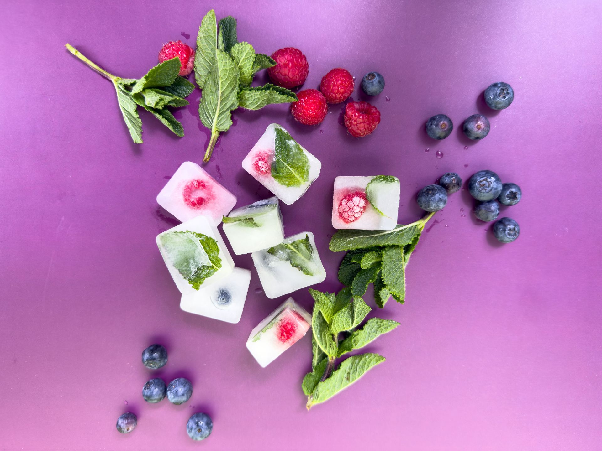 Eiswürfel mit Zitronen- oder Limettensaft, Beeren & Minze