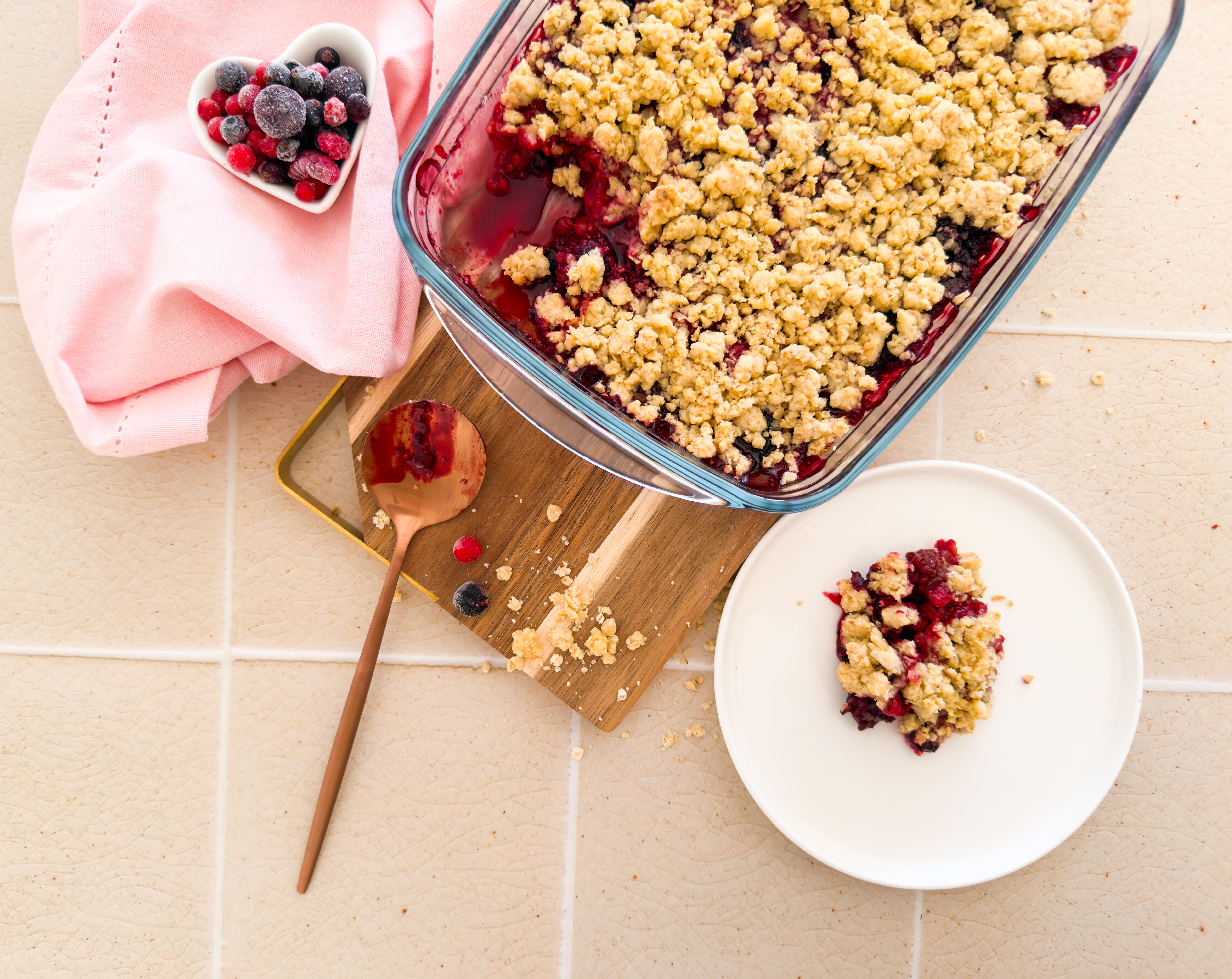 Beeren Crumble mit Zitronensaft