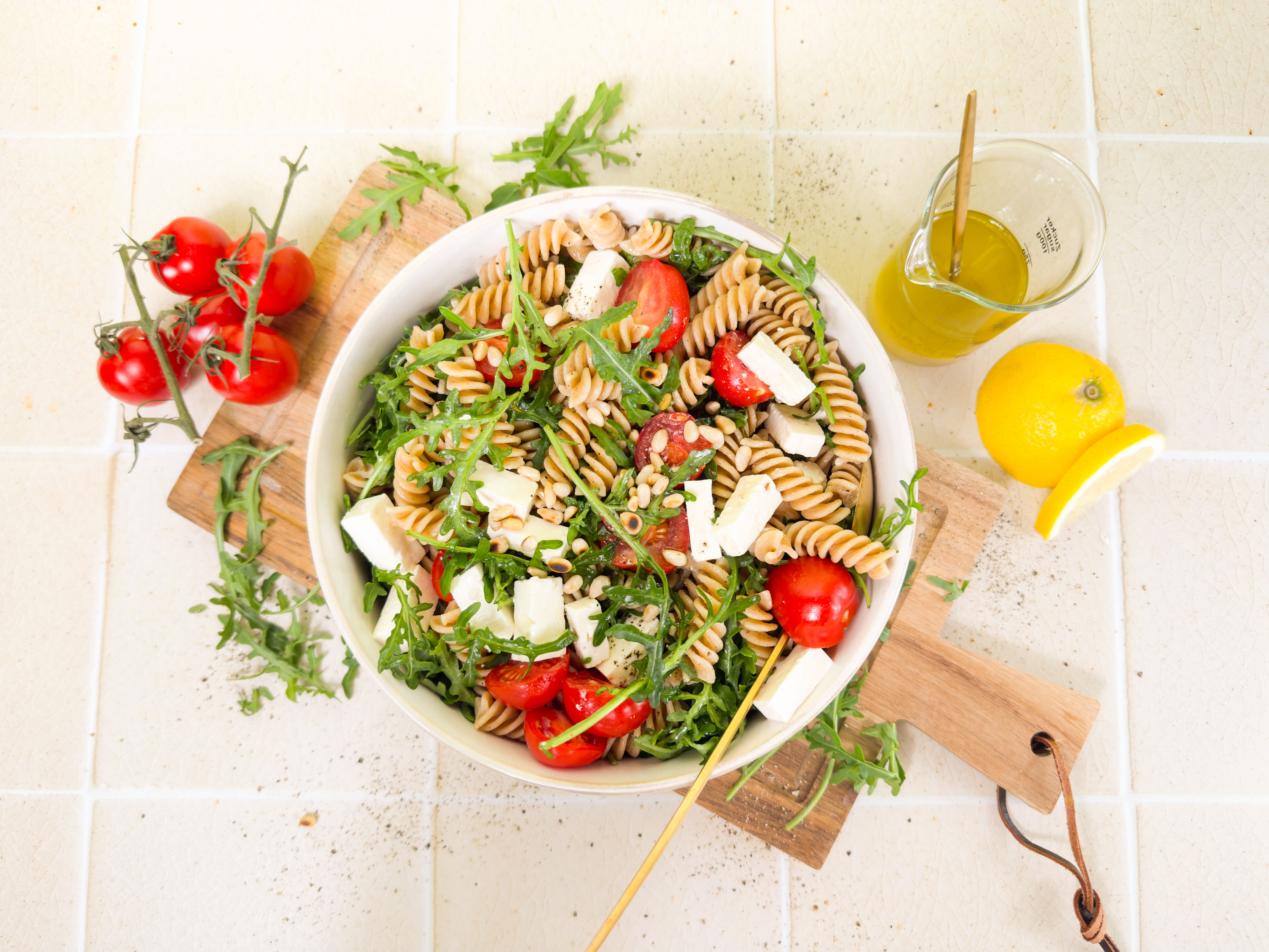 Mediterraner Nudelsalat mit Zitronen-Dressing