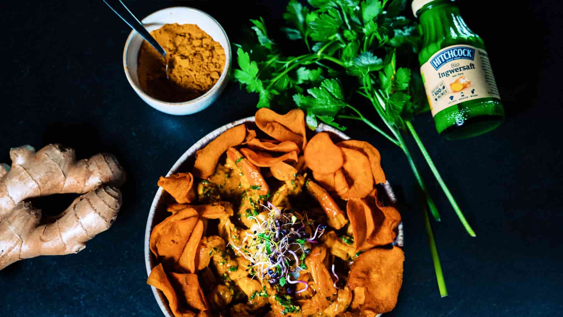 Garnelen im Curry-Mango-Sud mit Süßkartoffel-Chips