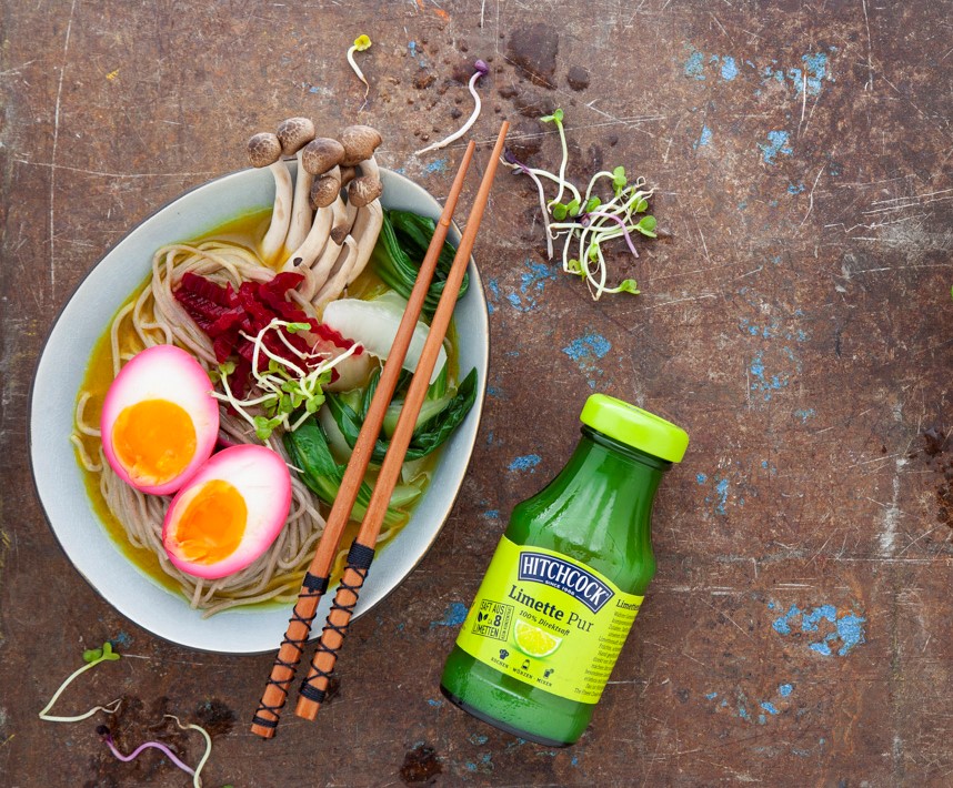 Ramen-Bowl mit Pak Choi und Ei