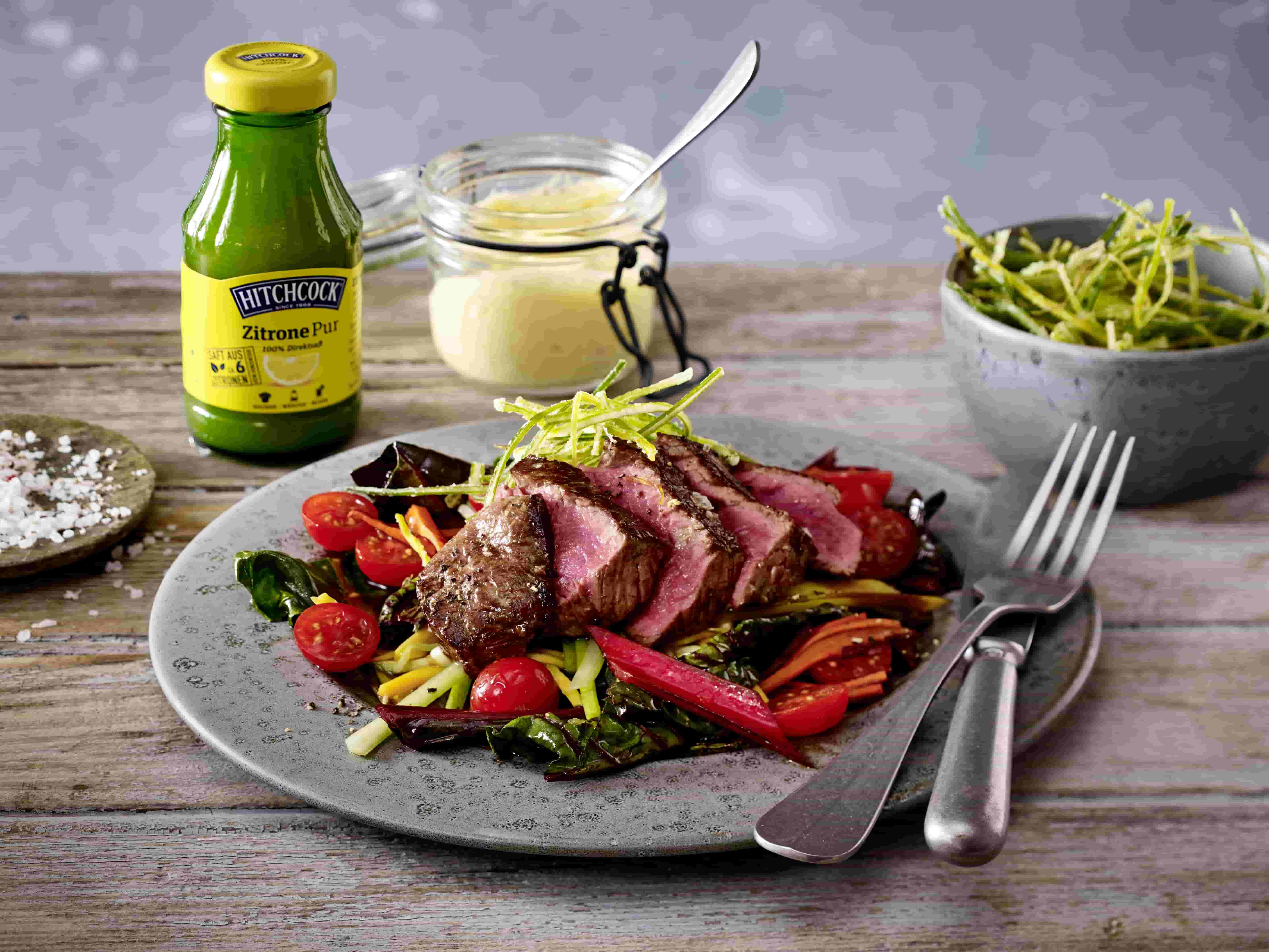 Rinderfilet mit Gemüsesalat und Zitronen-Mayonnaise